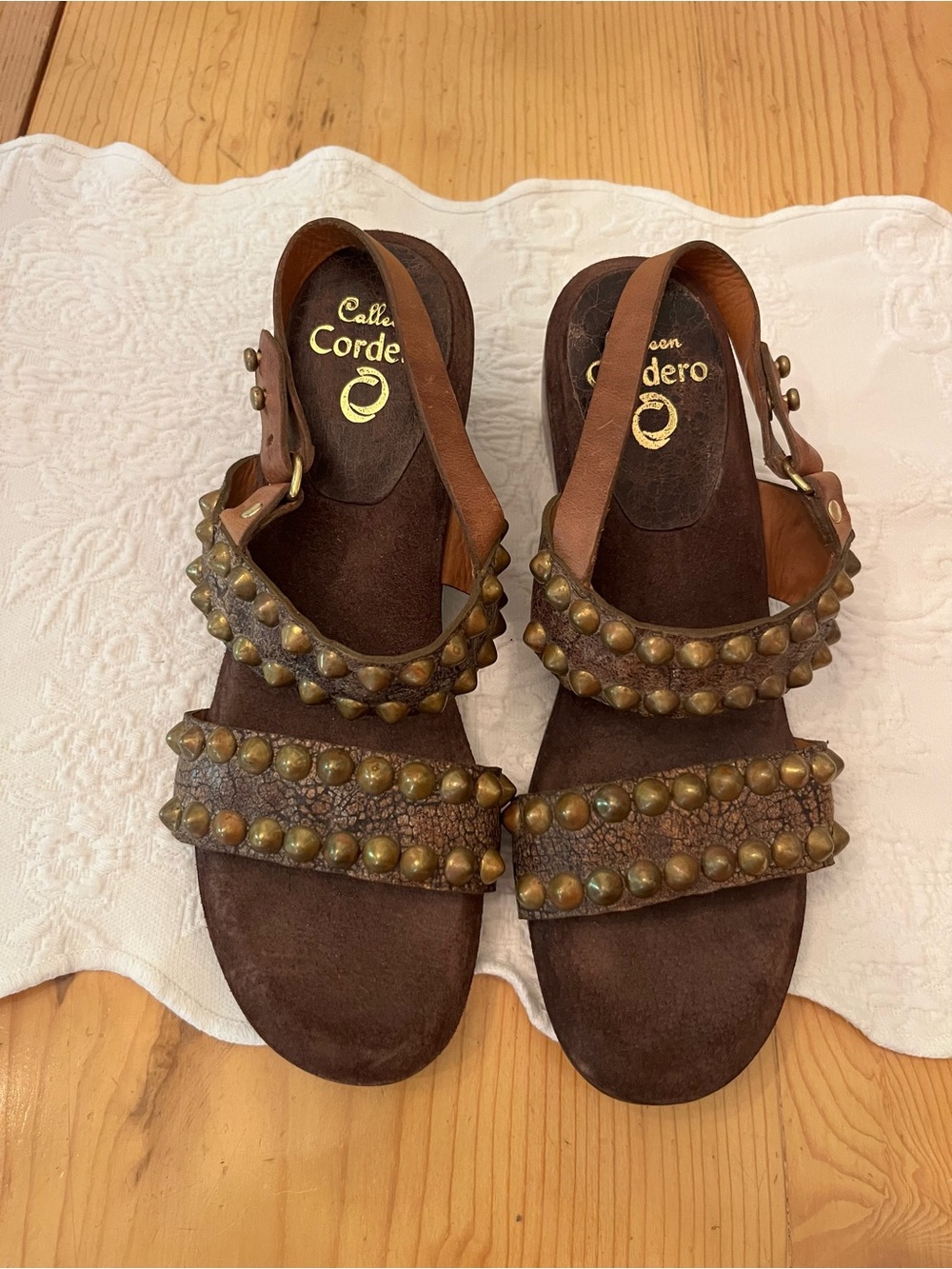 Colleen Cordero brown leather wedge NWOT 8 gold studs